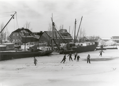 94861 Gezicht op de bevroren Nieuwe Wetering (?) met enkele schepen en schaatsers op het ijs te Nieuwersluis (gemeente ...